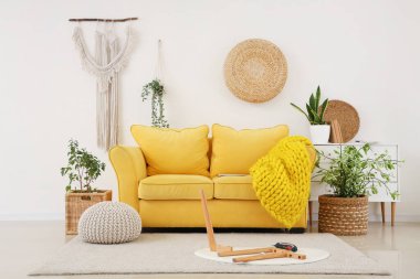 Oturma odasında halı üzerinde tornavida olan bir masa.