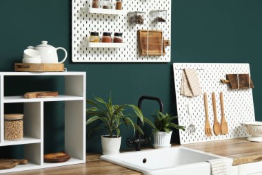 Tahta ve mutfak gereçleri olan şık bir mutfak.