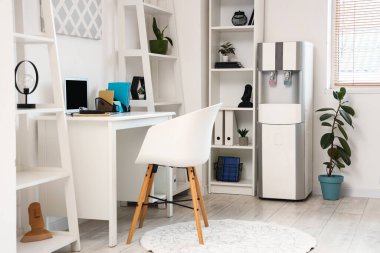 Modern su soğutuculu ofis.