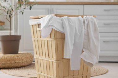 Beyaz elbiseli çamaşır sepeti, yakın plan.