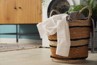 Kirli çamaşırlarla dolu kirli çamaşır sepeti.