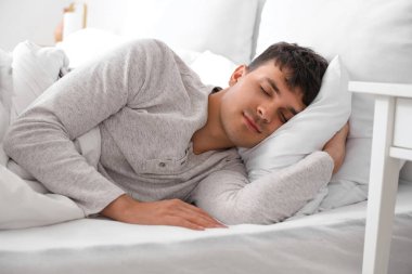 Yatak odasında yatmak genç adam
