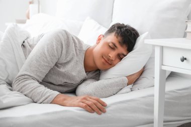 Yatak odasında yatmak genç adam