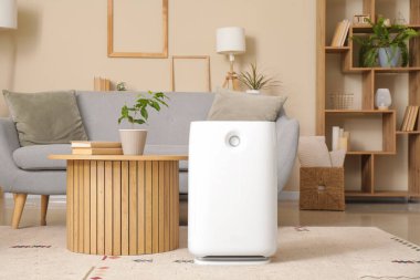 Oturma odasındaki sehpanın yanında modern nemlendirici.