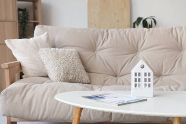 Oturma odasının içinde dergi ve dekor olan kahve masası.