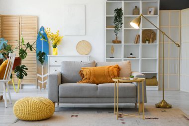 Kanepe, lamba ve sörf tahtasıyla oturma odasının içinde.