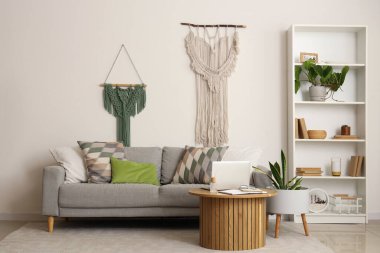 Kahve masasında sazlık ve dizüstü bilgisayarı olan rahat bir oturma odası.