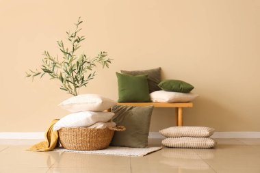 Yumuşak yastık yığını ve şık bir odada bank