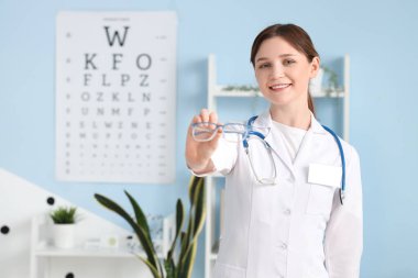 Gözlük Kliniği ile kadın göz doktoru