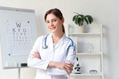 Klinikteki genç bayan göz doktorunun portresi.