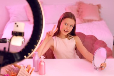 Genç güzellik blogcusu. Yatak odasında ayna kaydı videosu var.