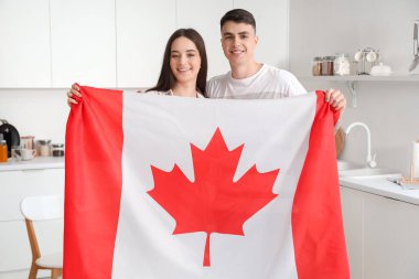 Mutfakta Kanada bayrağı taşıyan genç çift