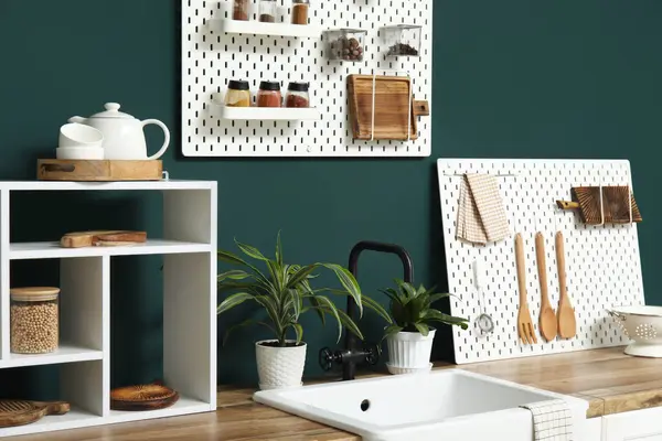 Tahta ve mutfak gereçleri olan şık bir mutfak.