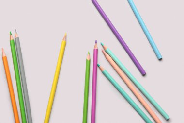 Açık arkaplanda renkli kalem grubu