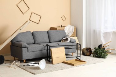 Depremden sonra koltuğu olan bir oturma odası.