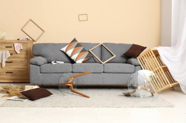 Depremden sonra gri kanepe ile oturma odasının içinde.