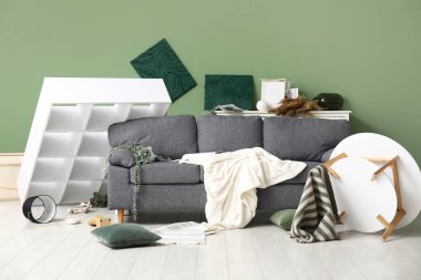 Güçlü bir depremden sonra yıkılmış oturma odasının içinde.