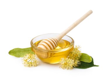 Beyaz arka planda ıhlamur ve ballı cam kase.