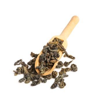 Beyaz arka planda kuru yeşil çay yapraklı ahşap kepçe.