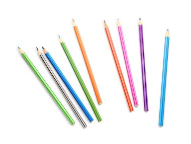 Beyaz arka plan üzerinde renkli kalemler grubu