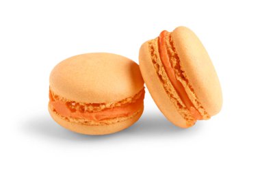 Beyaz arka planda tatlı turuncu badem kurabiyeleri