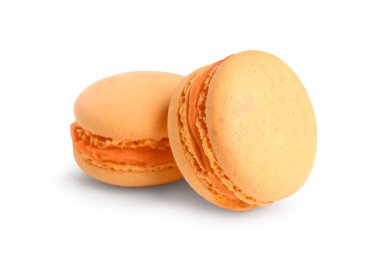 Beyaz arka planda tatlı turuncu badem kurabiyeleri