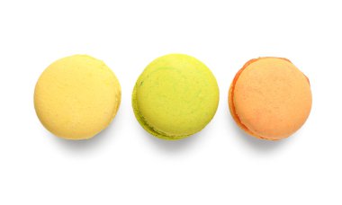 Beyaz arka planda farklı tatlı badem kurabiyeleri