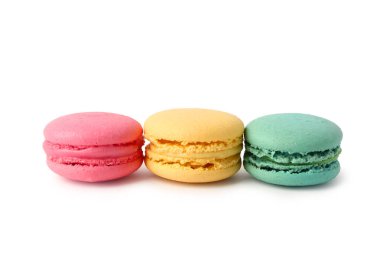 Beyaz arka planda farklı tatlı badem kurabiyeleri