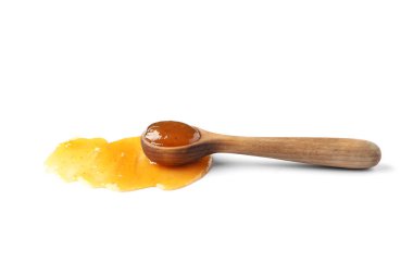 Beyaz arka planda tatlı kayısı reçelli ahşap kaşık.