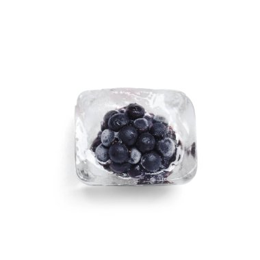 Buz küpünde donmuş böğürtlen beyaz arka planda