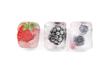 Donmuş böğürtlenler beyaz zemin üzerinde buz küpleri