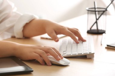 Ofiste bilgisayar üzerinde çalışan kadın programcı, yakın plan