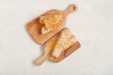 Hafif arka planda taze bal petekleri olan ahşap tahtalar