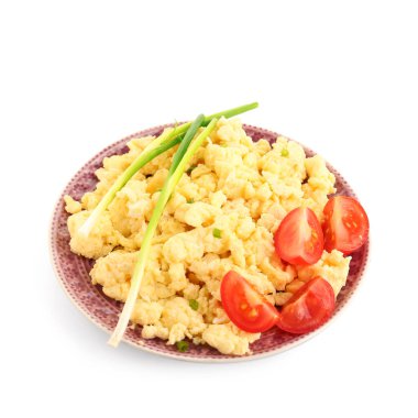 Beyaz arka planda lezzetli çırpılmış yumurta tabağı