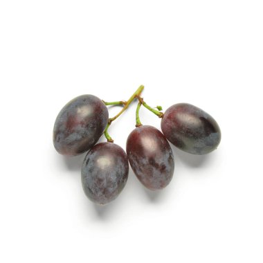 Beyaz arka planda tatlı siyah üzümler