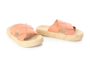 Beyaz arka planda turuncu kadın terlikleri