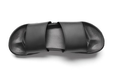 Beyaz arka planda siyah kadın terlikleri