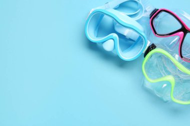 Mavi arkaplanda yeşil yüzme maskeleri