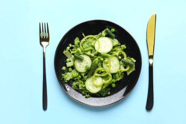 Mavi arka planda lezzetli sebze salatası tabağı