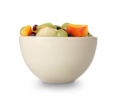 Beyaz arka planda taze meyve salatası ile kase