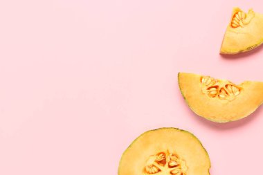 Pembe arka planda tatlı kavun parçaları