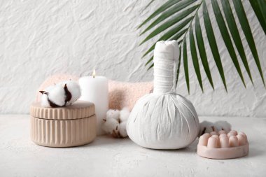 Hafif arkaplanda kaplıca aksesuarları ve pamuk çiçekleriyle kompozisyon