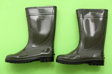 Renkli arkaplanda yeşil çizmeler