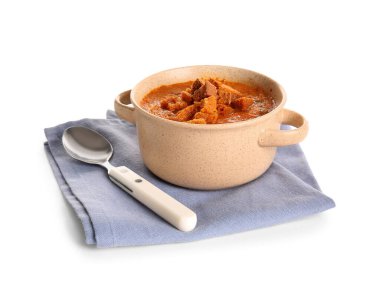 Beyaz arka planda kızarmış ekmekli lezzetli krema çorbası.