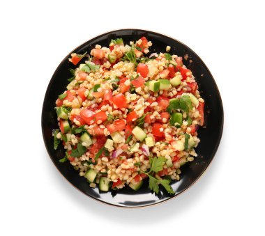 Beyaz arka planda lezzetli bir tabakta salata.