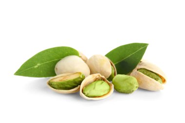 Lezzetli fıstıklar ve beyaz arka planda yapraklar