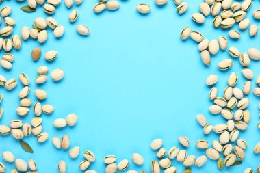 Mavi arka planda lezzetli fıstıklardan yapılmış çerçeve