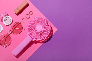 Taşınabilir elektrikli vantilatör ve renkli bayan aksesuarları ile kompozisyon