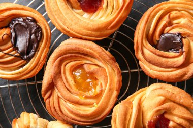 Siyah arka planda çikolata ve reçelli lezzetli kabukların ızgarası.