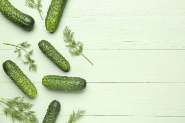 Yeşil ahşap kaplama dereotlu taze salatalıklar.